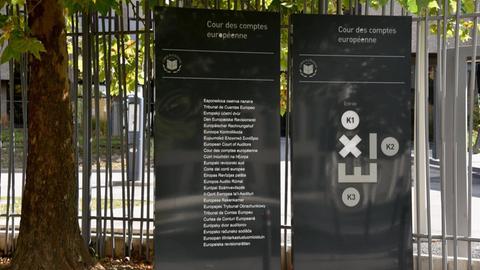 Schild Der europäische Rechnungshof EuRH in verschiedenen Sprachen steht am Eingang