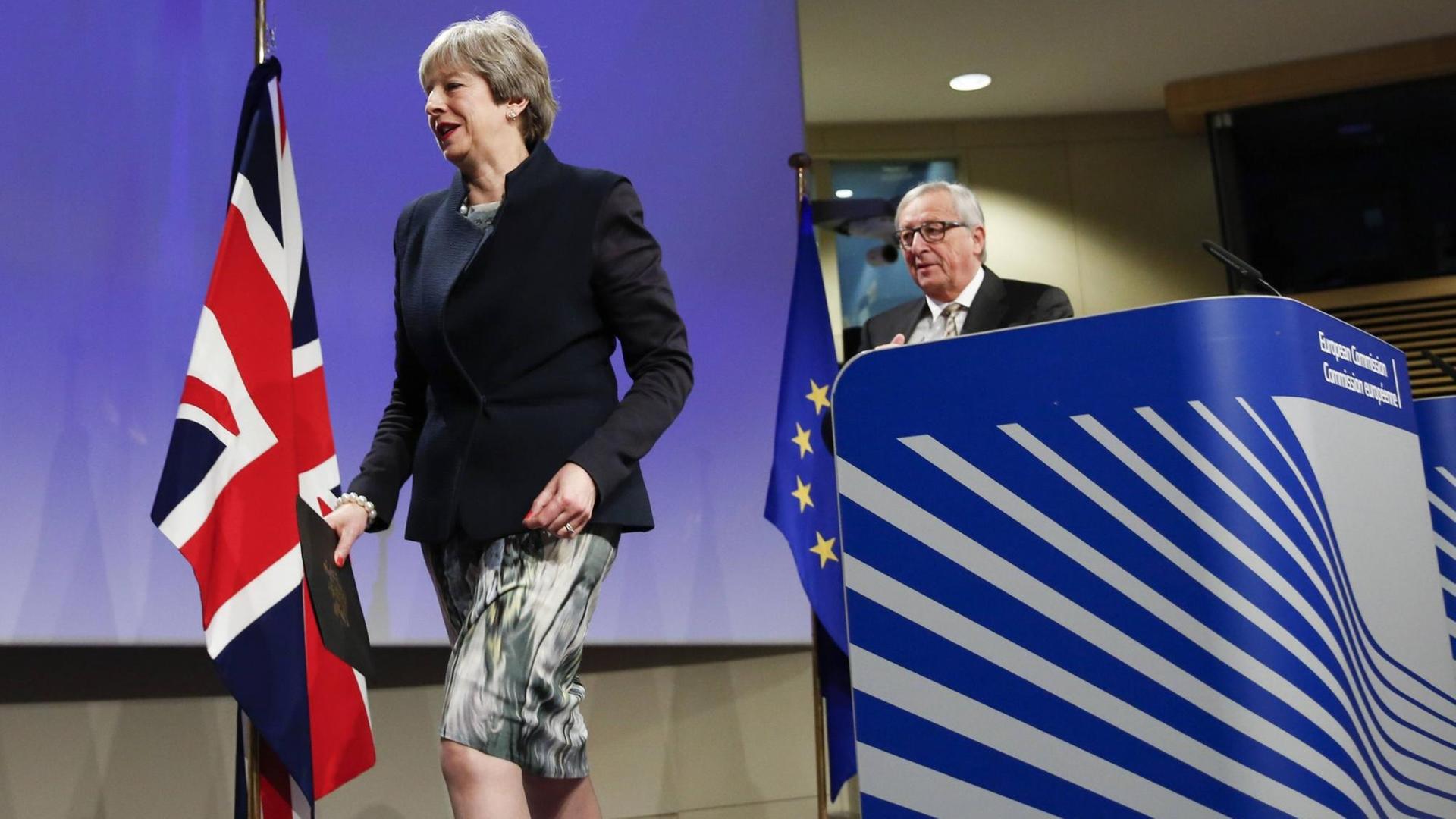 Die britische Premierministerin Theresa May und EU-Kommissions Präsident Jean-Claude Juncker bei einer Pressekonferenz in Brüssel nach ihrem Treffen zu den Brexit-Verhandlungen