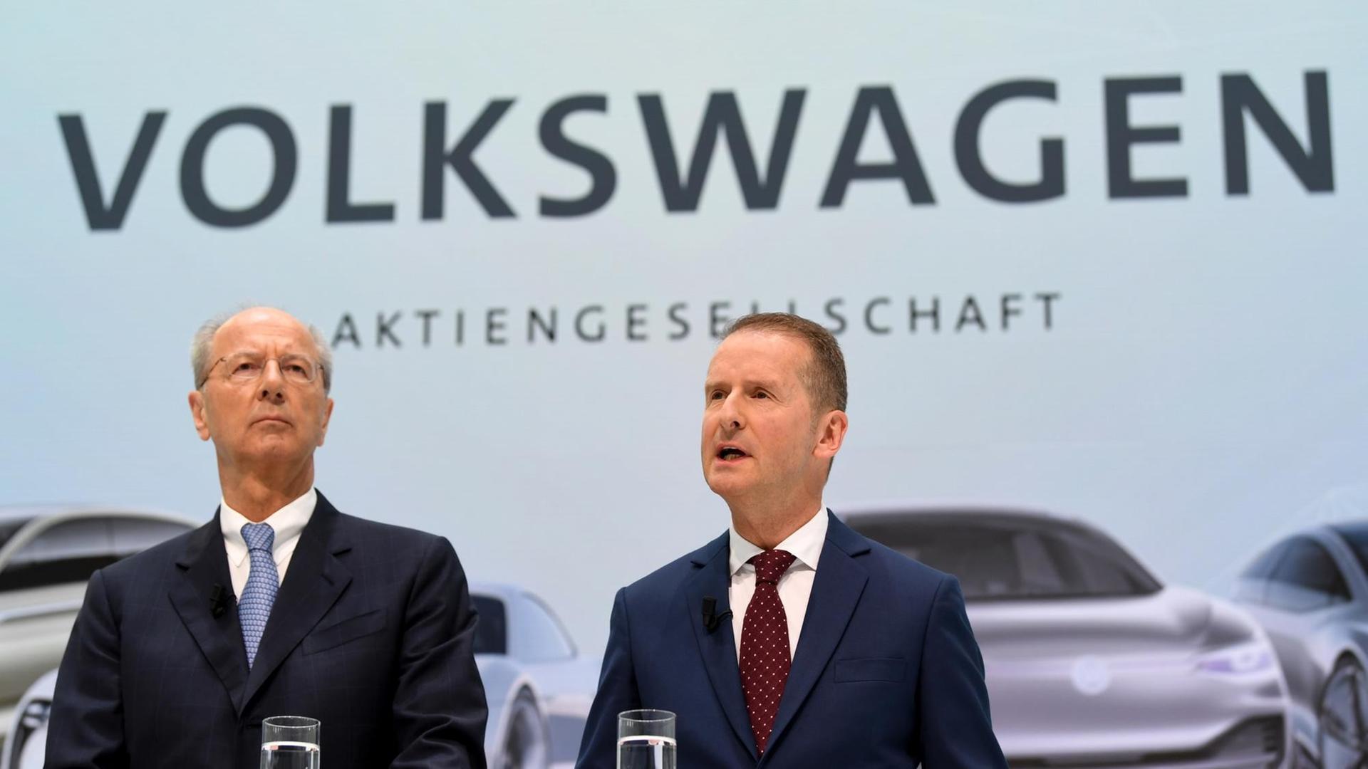 Herbert Diess (r), Vorstandsvorsitzender der Volkswagen AG, und Hans Dieter Pötsch, Vorsitzender des Aufsichtsrats der Volkswagen AG im Jahr 2018