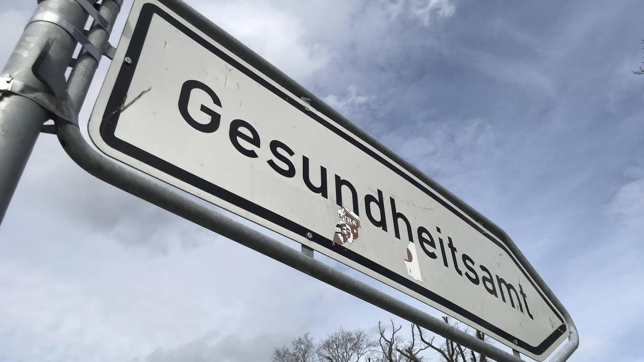 Auf einem Wegweiserschild steht "Gesundheitsamt"