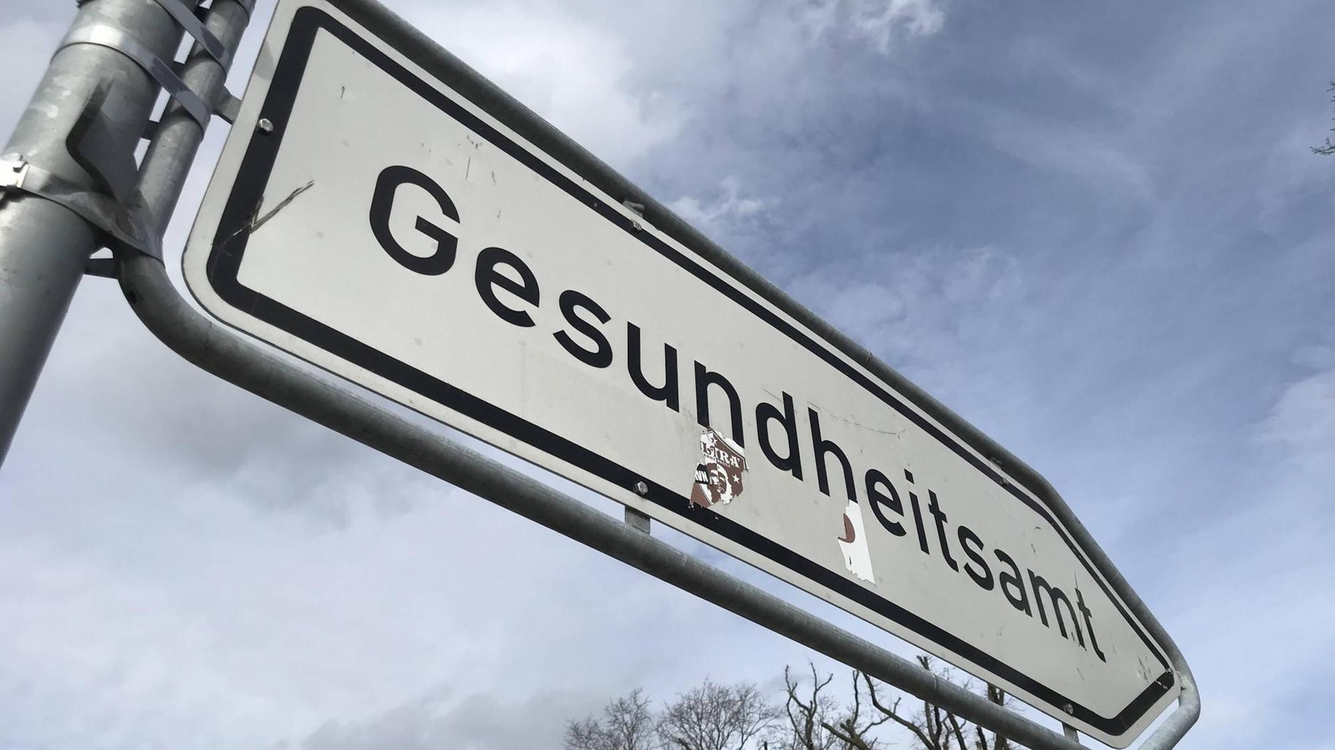 Auf einem Wegweiserschild steht "Gesundheitsamt"