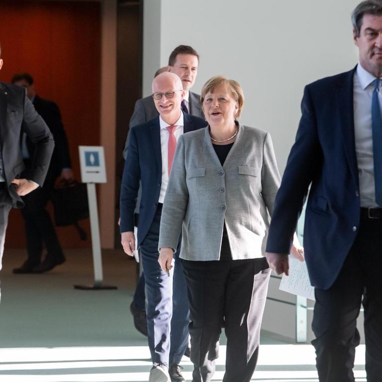 Bundeskanzlerin Angela Merkel (2.v.r., CDU) mit Olaf Scholz (l, SPD), Bundesfinanzminister, Markus Söder (r, CSU), Ministerpräsident von Bayern, und Peter Tschentscher (M, SPD), Erster Bürgermeister von Hamburg, auf dem Weg zu einer Pressekonferenz im Bundeskanzleramt
