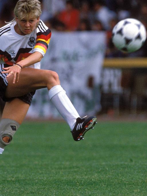 Deutschland gegen Italien am 28. Juni 1989 in Siegen: Silvia Neid brachte die deutsche Mannschaft beim Halbfinale nach 57 Minuten in Führung. auf dem Bild sieht man die Spielerin bei einem Schuss.