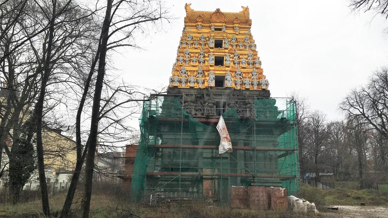 Der Eingangsturm des entstehenden Hindu-Tempels in Berlin