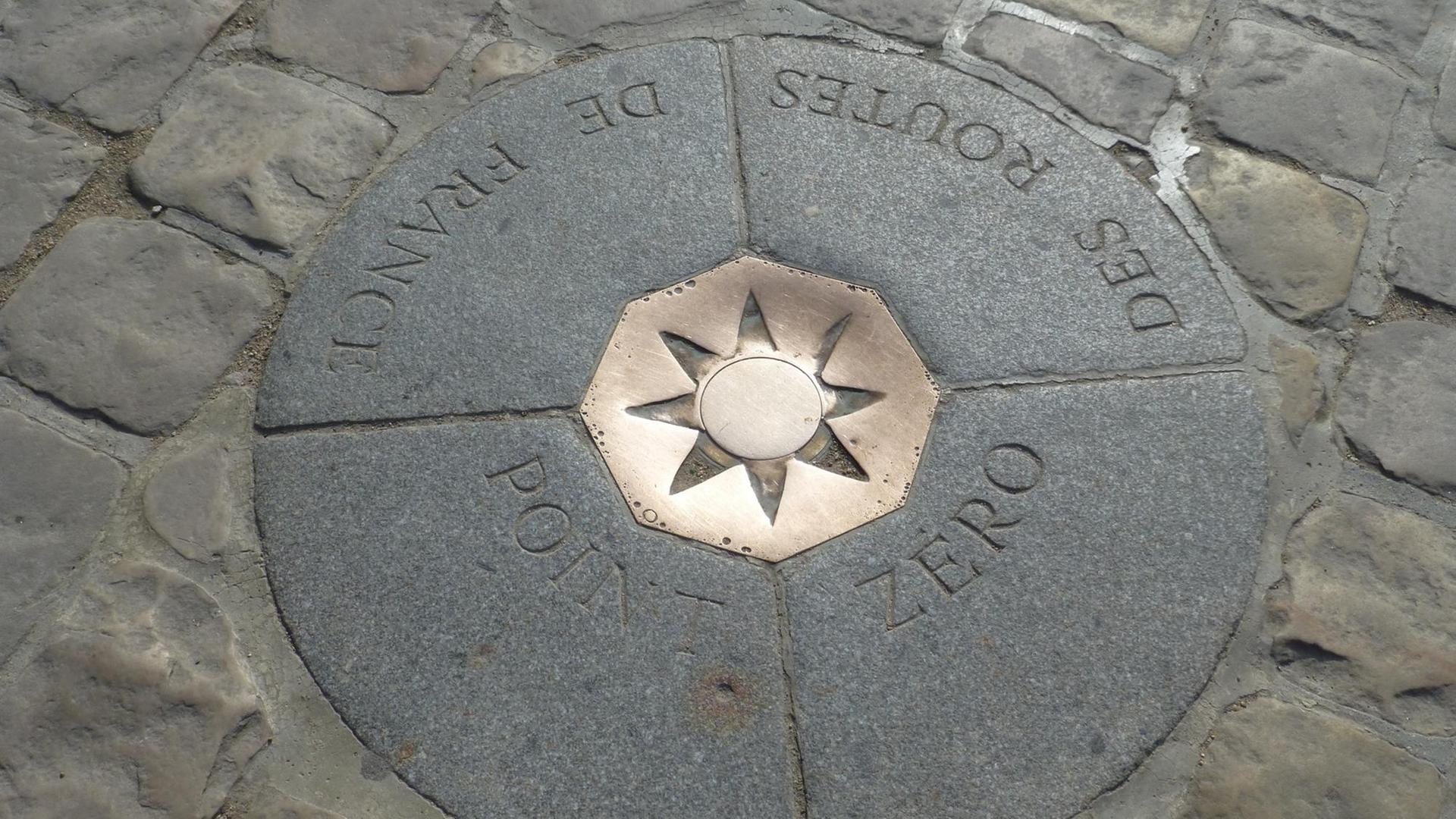 Ein im Boden eingelassenes Schild markiert den Nullpunkt der Nationalstraße N7 genau vor der Kirche Notre-Dame in Paris