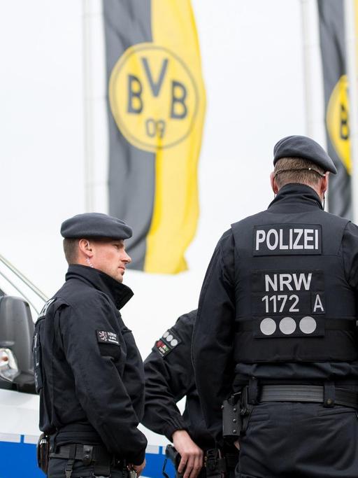 Polizisten stehen am 12.04.2017 vor dem Trainingsgelände von Borussia Dortmund in Dortmund (Nordrhein-Westfalen).
