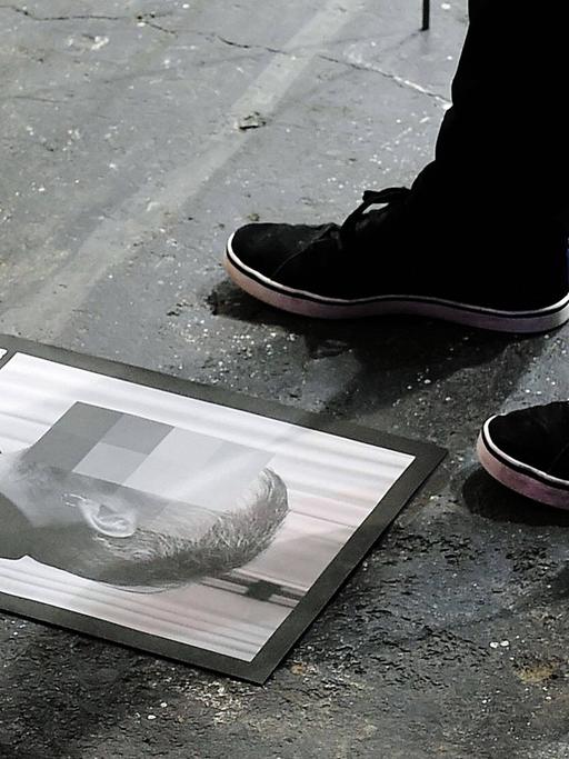 Ein Katalog zum abgehängten Kunstwerk "Politische Gefangene" des spanischen Künstlers Santiago Sierra liegt auf dem Boden auf der Kunstmesse ARCO in Madrid.