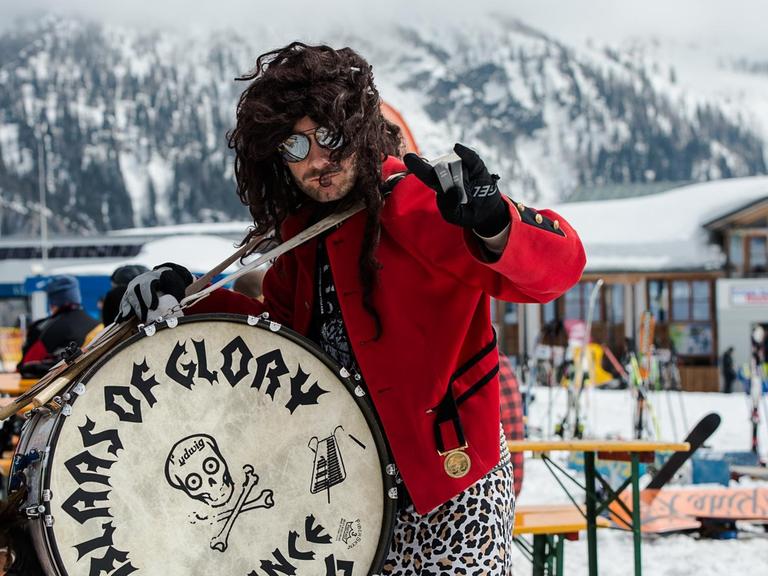 Ein Musiker der Band «Blaas of Glory» zeigt am 01.04.2016 im Ski-Gebiet Nassfeld in Österreich an der Tresdorfer Alm während des "Full Metal Mountain" Festivals den "Teufelsgruß". Das Heavy Metal Festival ist ein Ableger des Wacken Festivals.