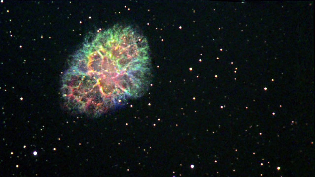 Der Supernova-Überrest Messier 1 zeigt – farblich differenziert – unterschiedliche Elemente, die nach dem Erbrüten im Innern am Ende des Sternlebens in die Umgebung gelangen: rot = Schwefel, grün = Wasserstoff, blau = Sauerstoff