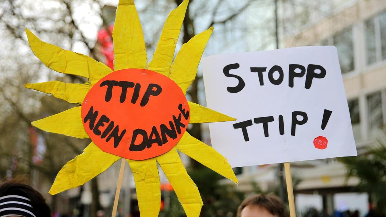 Plakate der Demonstration gegen das umstrittene transatlantische Freihandelsabkommen TTIP und Ceta in Hannover.