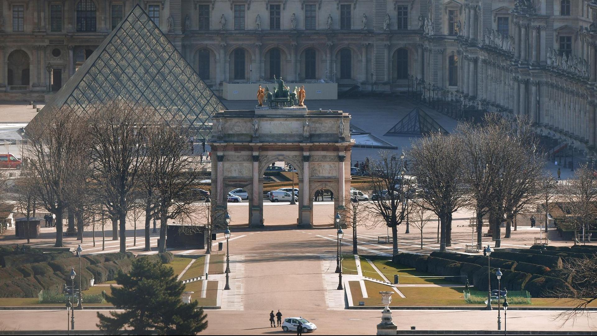 Soldaten patrouillieren am Louvre-Museum in Paris.
