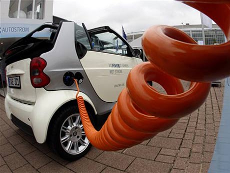Ein Smart E-drive wird am ersten Pressetag der Internationalen Automobil-Ausstellung IAA in Frankfurt geladen.