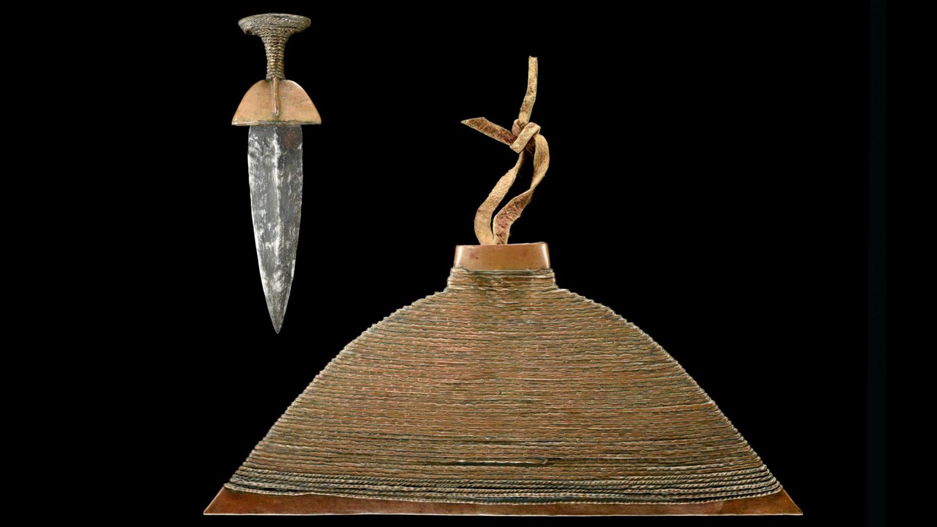 Dolch mit reich verzierter Messingscheide (Onkonda), gefertigt von einer Ondonga Künstler*in, dessen Name nicht dokumentiert wurde, ca. 1900, Ankauf: Hermann Tönjes, 1909, Inventarnummer: 3647a,b