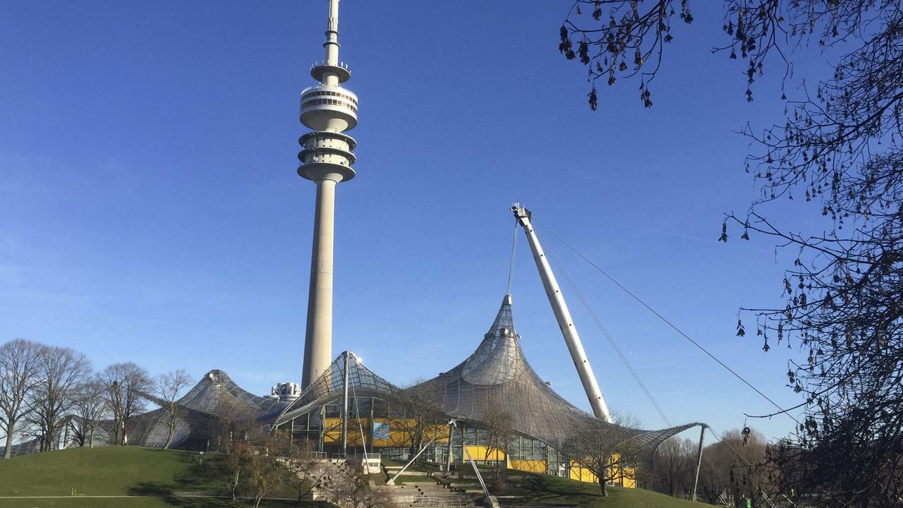 Olympiaturm und Zeltdach in München