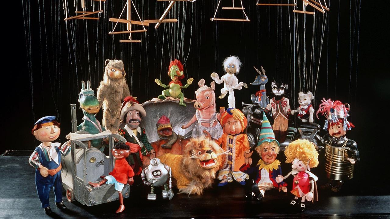 Die beliebtesten Figuren der Augsburger Puppenkiste auf der Bühne.
