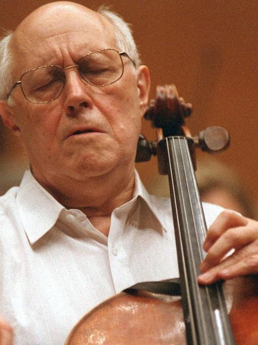 Der russische Cellist Mstislaw Rostropowitsch am 10.12.2001 bei einer Probe in der Kölner Philharmonie. Mstislaw Rostropowitsch gilt weltweit als einer der bedeutendsten Cellisten unserer Zeit. | Verwendung weltweit