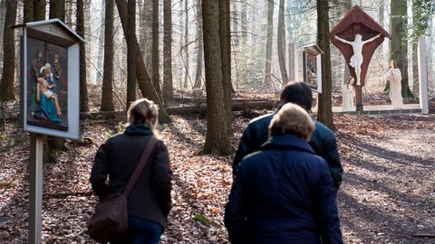 Pilger laufen auf dem Kreuzweg im Härtelwald der Saar-Gemeinde Marpingen. Jedes Jahr reisen rund 60 000 Gläubige hierher, um an dem Marien-Erscheinungsort zur Muttergottes zu beten.