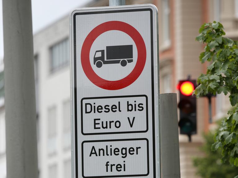 Hamburg: Ein Fahrverbotsschild für Fahrzeuge mit Diesel-Motor bis Euro 5 steht an der Stresemannstraße.