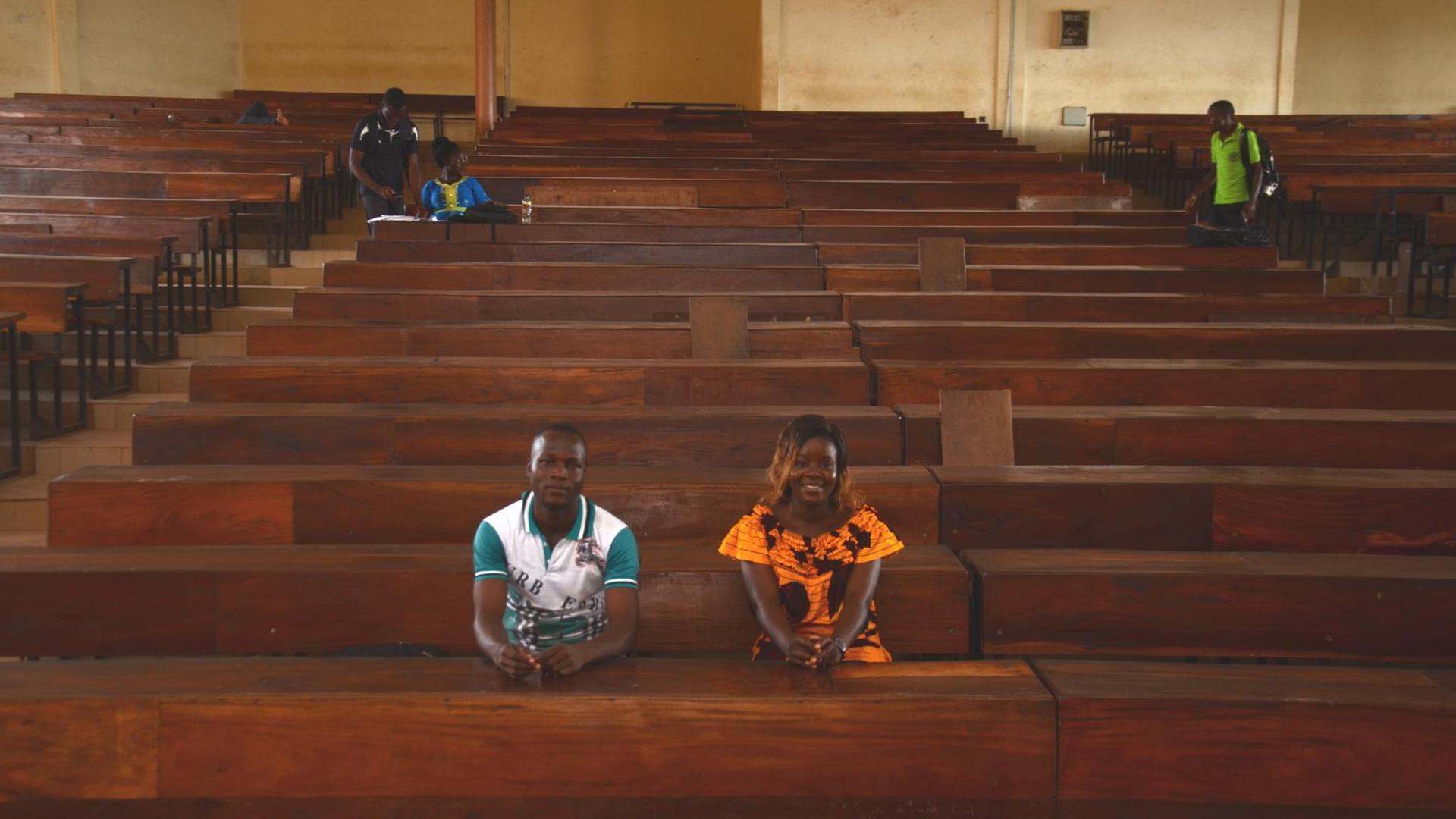 Abdoulaye Koumbeau und Babantsinna Tchamou im Hörsaal. Jetzt sind Semesterferien. Doch normalerweise drängen sich viele hundert Studierende in den Hörsaal.