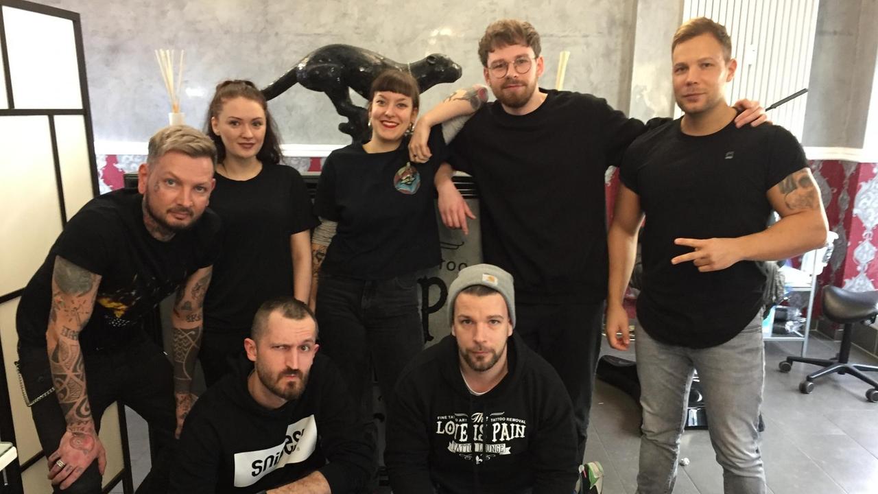 Die Mitarbeiter des Tattoo-Studios "Love is Pain" in Berlin-Spandau. Sie tätowieren auch bekannte Sportlerinnen