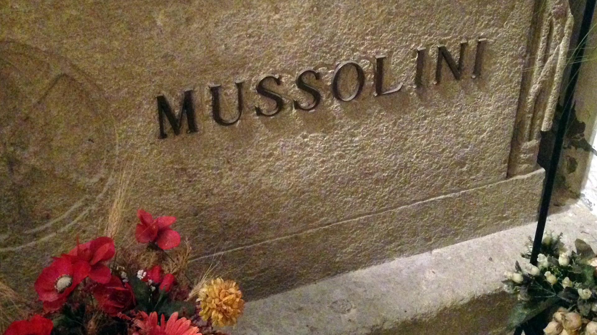 Inschrift in Mussolinis Familienkrypta in Predappio