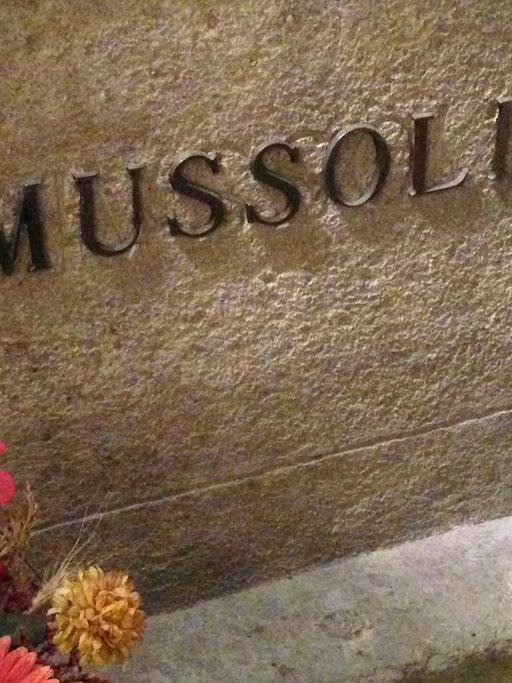 Inschrift in Mussolinis Familienkrypta in Predappio