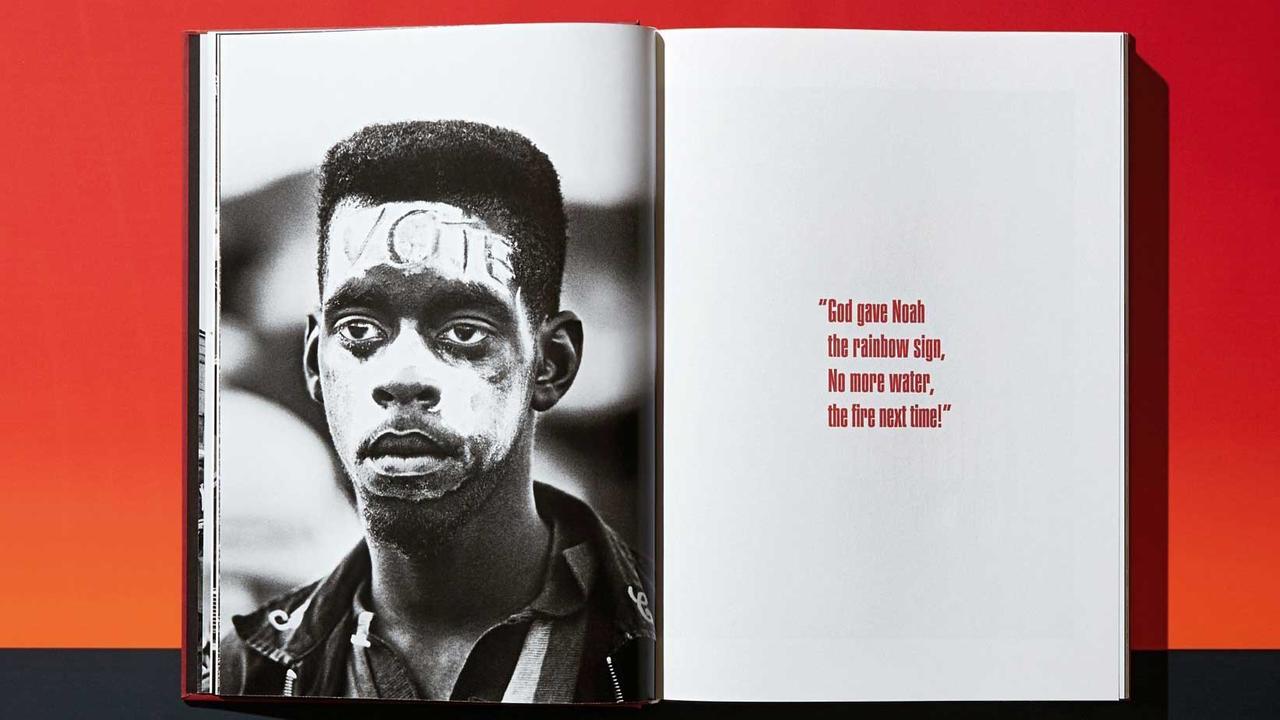 Blick in das Buch "The Fire Next Time" mit einem Text von James Baldwin und Fotografien von Steve Schapiro.