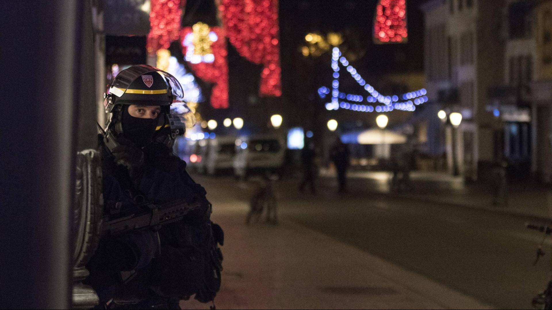 Straßburg: Ein Polizist sichert die Umgebung nach dem ein Mann mehrere Menschen erschossen hat