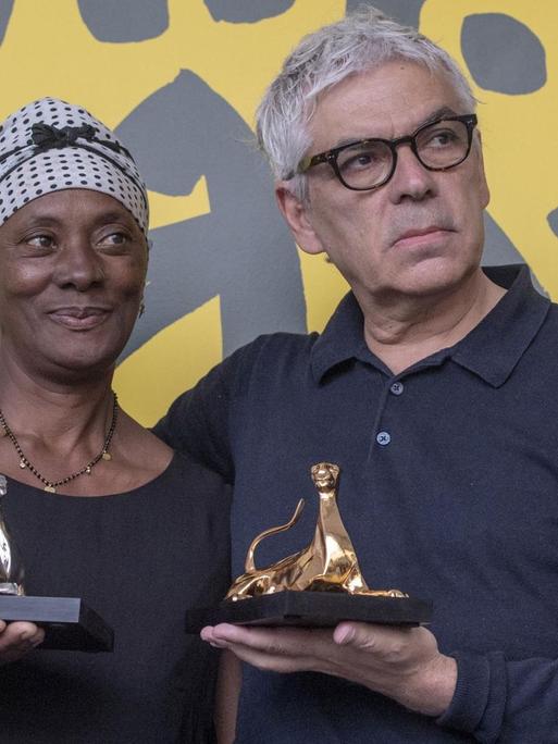 Den Hauptpreis des 72. Internationalen Filmfestivals Locarno, den Goldenen Leoparden, hat der Spielfilm "Vitalina Varela" des Regisseurs Pedro Costa aus Portugal gewonnen. Hier mit der Schauspielerin Vitalina Varela.