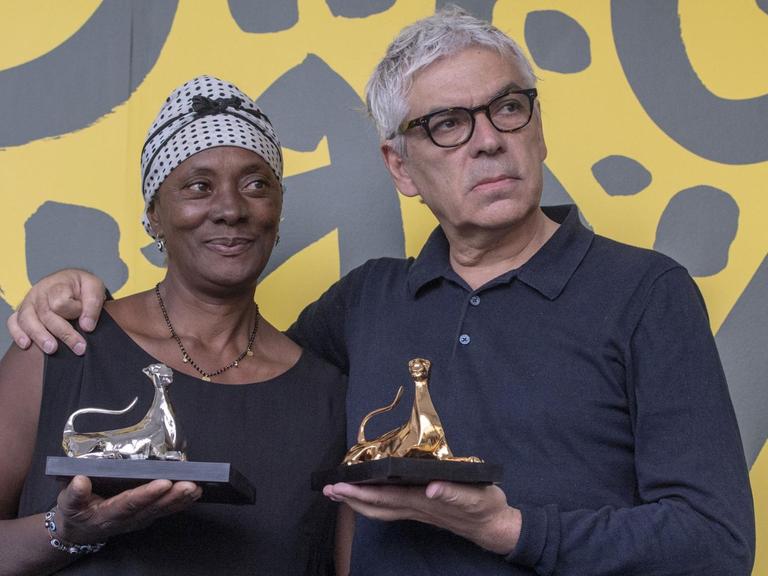 Den Hauptpreis des 72. Internationalen Filmfestivals Locarno, den Goldenen Leoparden, hat der Spielfilm "Vitalina Varela" des Regisseurs Pedro Costa aus Portugal gewonnen. Hier mit der Schauspielerin Vitalina Varela.