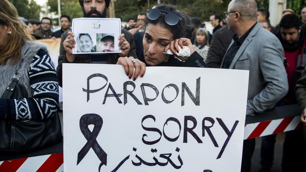 Nach dem Mord an zwei skanidnaivischen Studentinnen halten Marokkaner vor der dänischen Botschaft Plakate mit der Aufschrift:"Pardon & Sorry" in den Händen