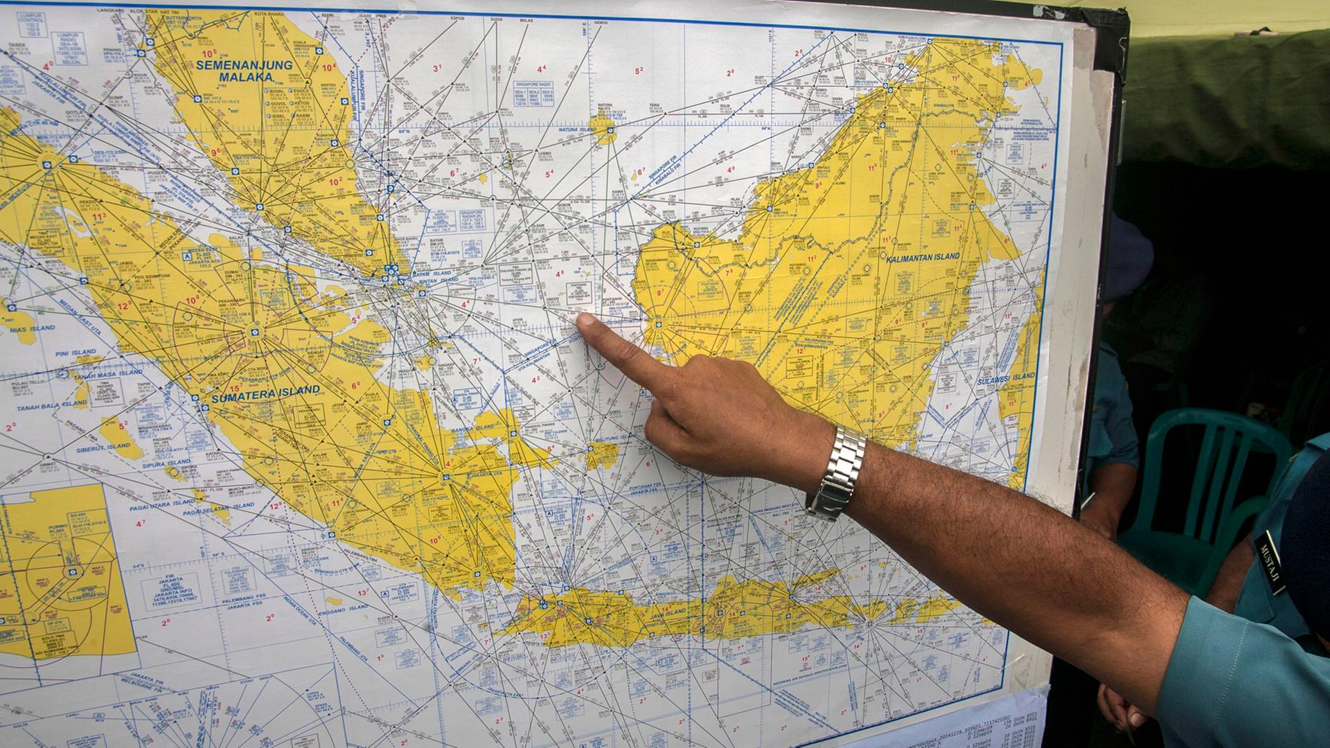 Ein indonesischer Soldat zeigt am 29. Dezember auf einer Karte auf die mutmaßliche Absturzstelle von Flug QZ8501.