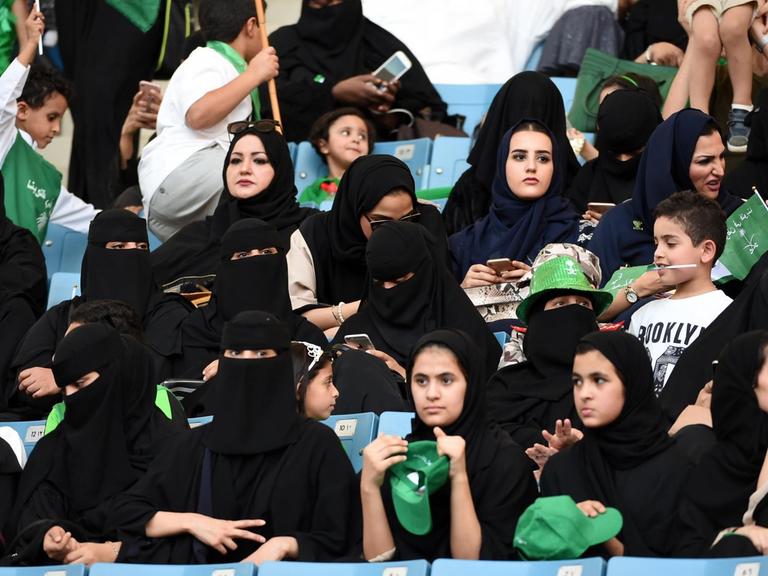 Saudische Frauen auf der Tribüne.