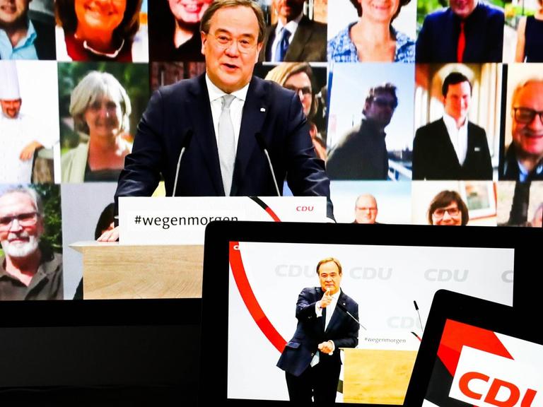 Armin Laschet ist auf mehreren Bildschirmen auf dem digitalen Parteitag der CDU zu sehen.