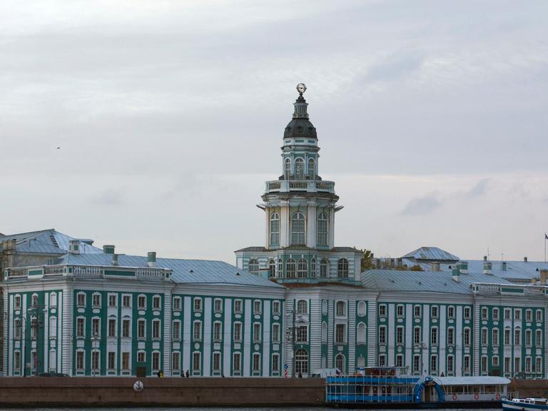 Das Gebäude der Russischen Akademie der Wissenschaft in St. Petersburg (Russland),
