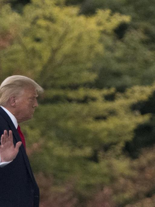 US-Präsident Trump geht an Säulen im Weißen Haus entlang
