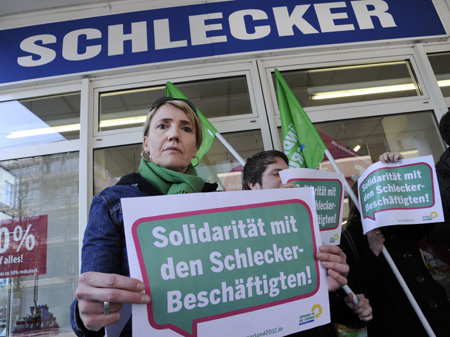 Eine Gruppe der Saar-Grünen mit Dr. Simone Peter, Umweltministerin a. D. (li), demonstrieren vor einer Filiale der Drogeriekette Schlecker in der Eisenbahnstraße in Saarbrücken.