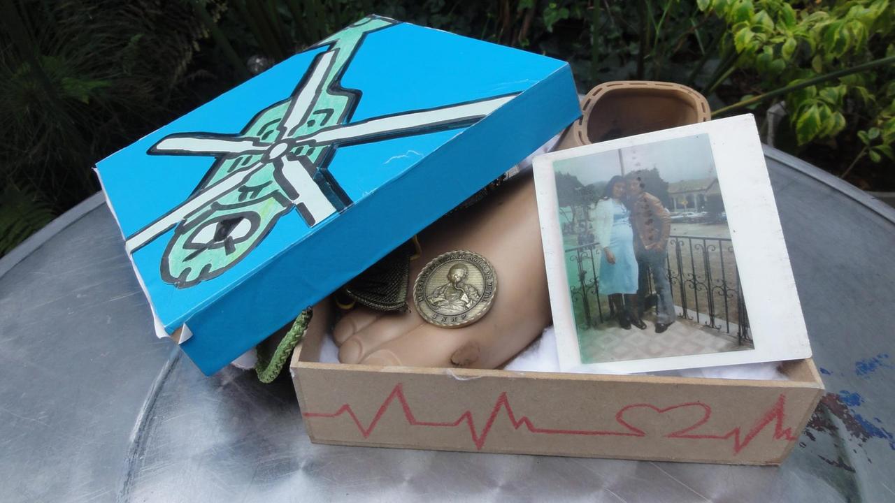 Jeder Teilnehmer von "Victus" hat eine kleine Kiste mit Gegenständen gefüllt, die ihm wichtig sind: Hier die Box von Raúl, der als Militärsanitäter auf eine Personenmite trat und dabei sein rechtes Bein verlor.