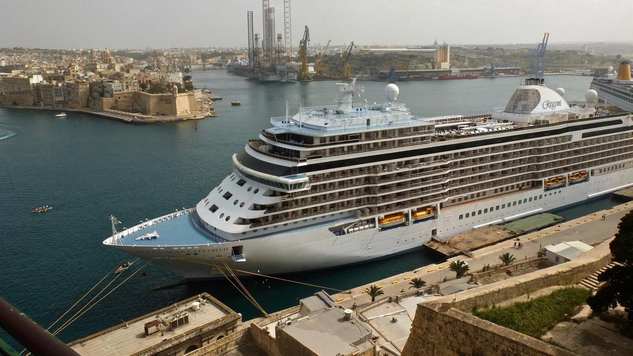 Kreuzfahrtschiff im Grand Harbor, Valletta