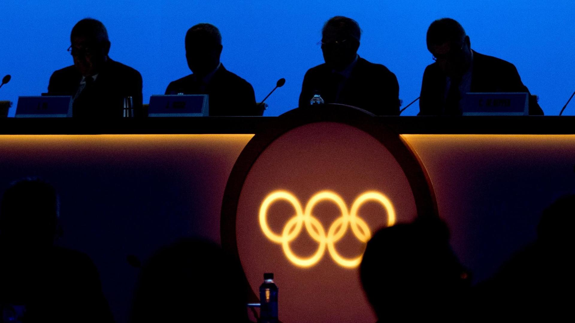Kurz vor der Eröffnung der 132. IOC-Session in Pyeongchang, Südkorea am 7.2.2018 sitzen die IOC-Mitglieder noch im Dunkeln