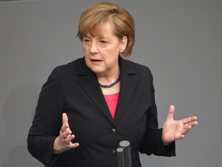 Bundeskanzlerin Angela Merkel (CDU) spricht im Rahmen der Haushaltsdebatte im Bundestag in Berlin.