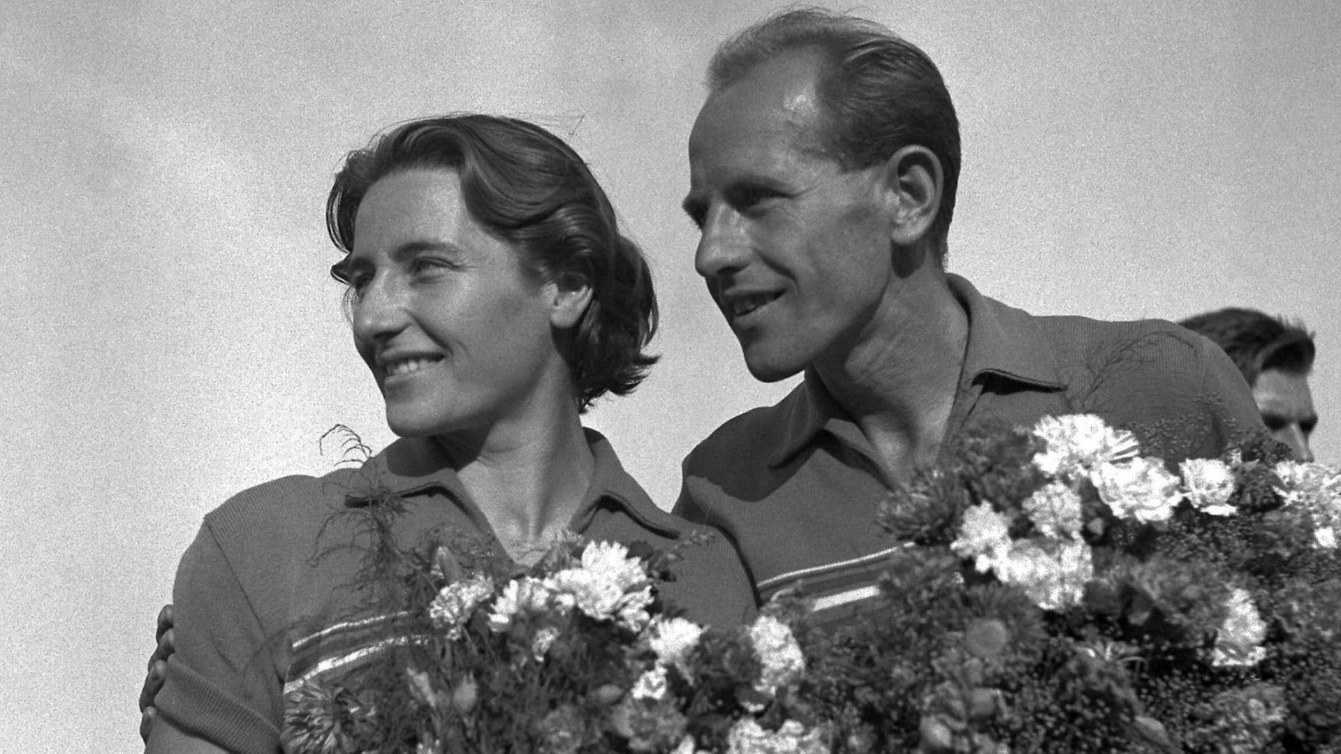 Der Langstreckenläufer Emil Zátopek und seine Frau, die Speerwerferin Dana Zátopková, haben bei den Olympischen Spielen 1952 zusammen vier Goldmedaillen gewonnen.