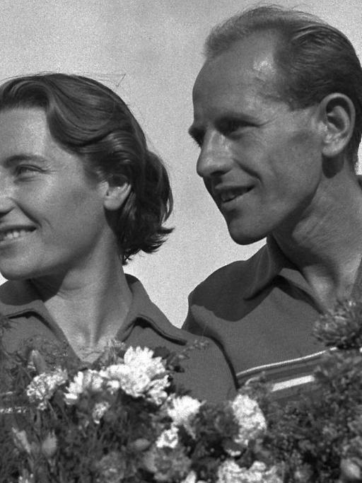 Der Langstreckenläufer Emil Zátopek und seine Frau, die Speerwerferin Dana Zátopková, haben bei den Olympischen Spielen 1952 zusammen vier Goldmedaillen gewonnen.