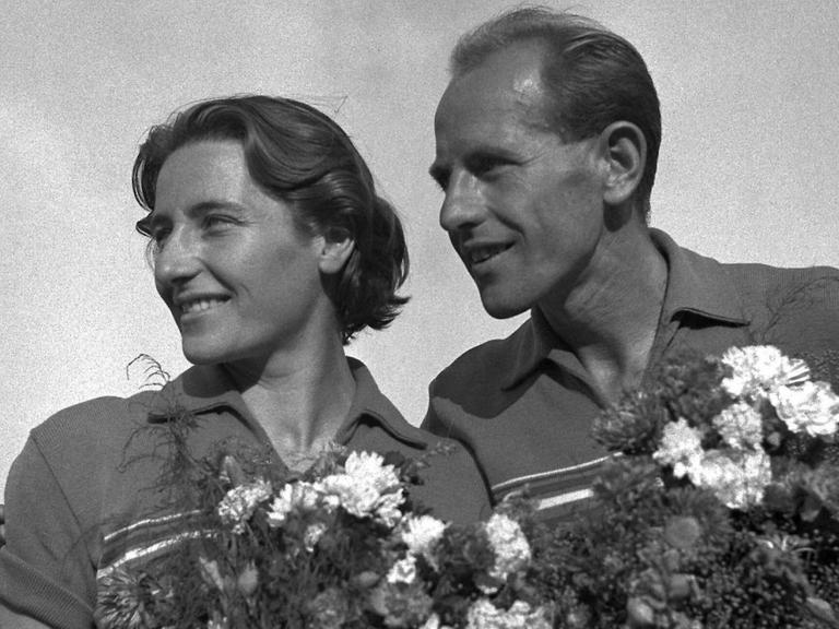 Der Langstreckenläufer Emil Zátopek und seine Frau, die Speerwerferin Dana Zátopková, haben bei den Olympischen Spielen 1952 zusammen vier Goldmedaillen gewonnen.