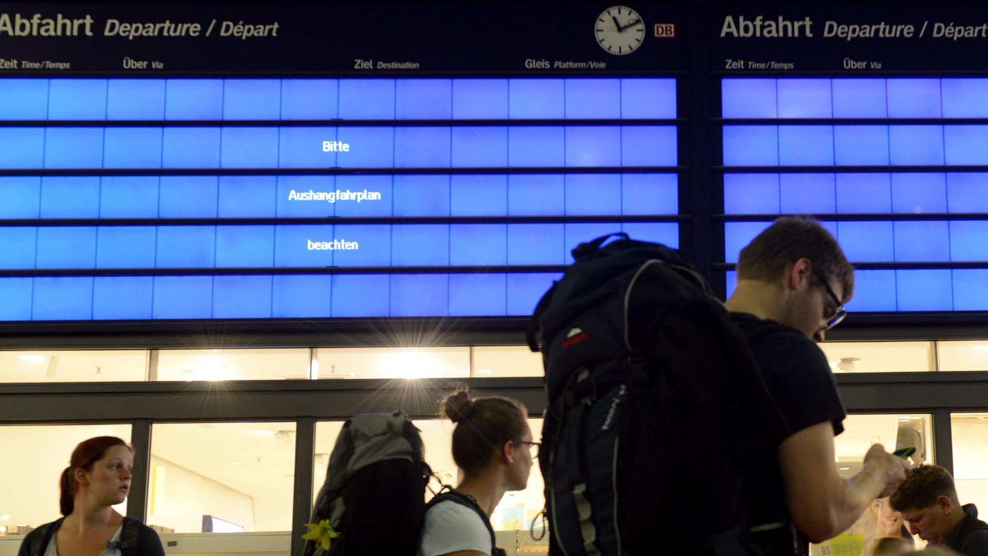 Reisende gehen am 10.06.2014 in Essen (Nordrhein-Westfalen) an der leeren Informationstafel im Hauptbahnhof vorbei, denn nach einem Unwetter ist der Bahnverkehr gestört und in Essen fährt kein Zug mehr.
