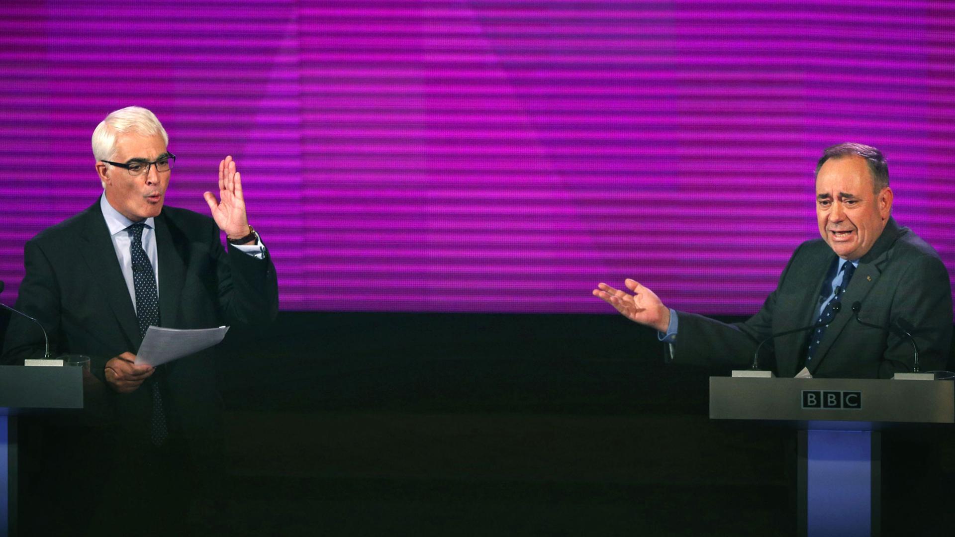 Alistair Darling (links) und Alex Salmond lieferten sich im letzten TV-Duell vor dem Unabhängigkeitsreferendum in Schottland einen hitzigen Schlagabtausch.