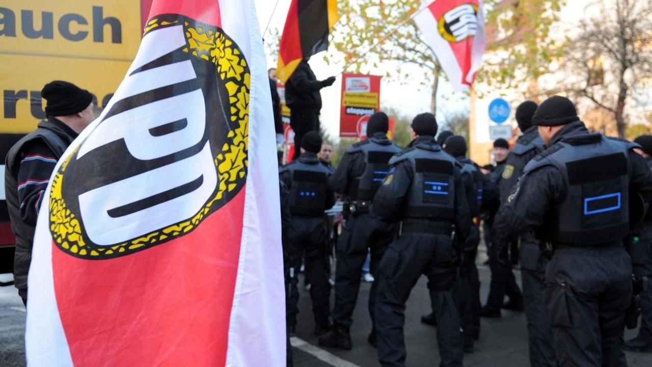 Während der Rede des Bundesvorsitzenden der rechtsextremen NPD nahe eines islamischen Gemeindezentrums in Leipzig (Sachsen), geraten die Teilnehmer der Kundgebung am 01.11.2012 kurzzeitig mit der Polizei aneinander.