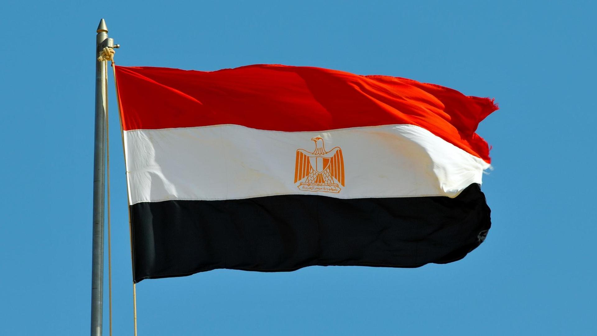 Die Ägyptische Flagge weht im Wind