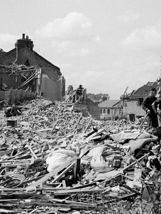 Zerstörte Häuser nach einem deutschen Bombenangriff in der St Mary's Road und Montague Road in London 1940.