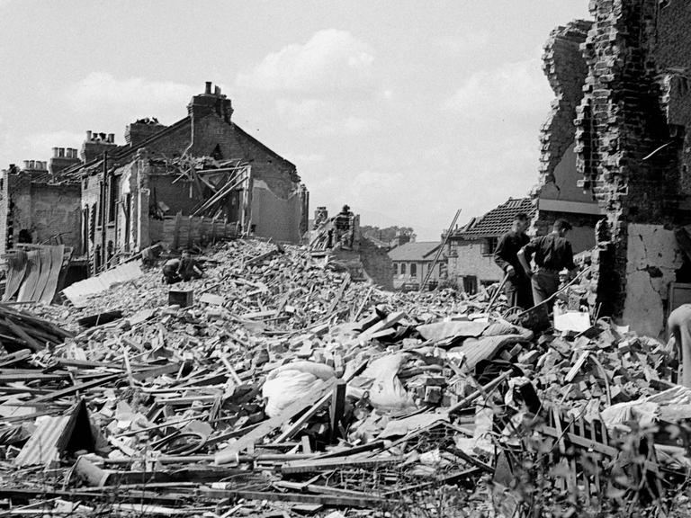 Zerstörte Häuser nach einem deutschen Bombenangriff in der St Mary's Road und Montague Road in London 1940.